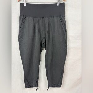 Lululemon Post Power Crop
Black Size 10 adjustable rise, yoga cropped